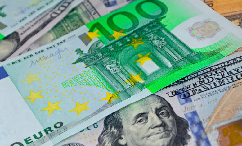 евро и доллары лежат