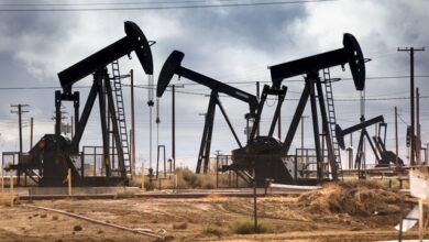 Нефтяные насосы качают нефть