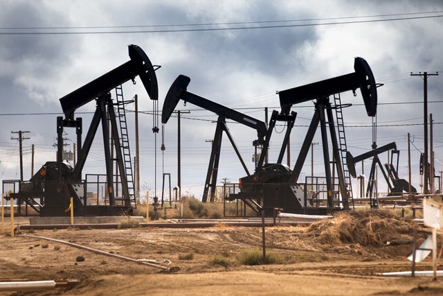Нефтяные насосы качают нефть