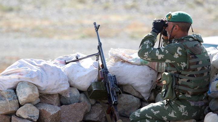 Пограничник Киргизии смотрит в бинокль
