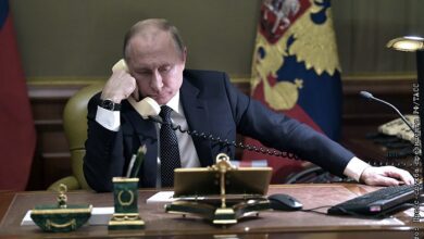 Путин говорит по телефону