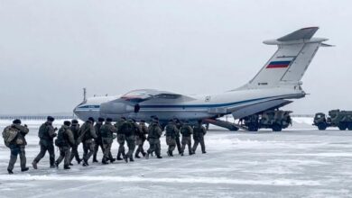 Самолет загружается десантниками