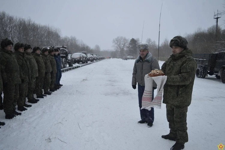 Командир военнослужащих России выступает перед подчинёнными с хлебом солью