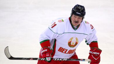 Александр Лукашенко играет в хоккей на льду