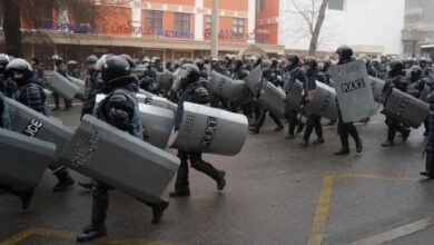 В Алматы начались столкновения митингующих и полиции