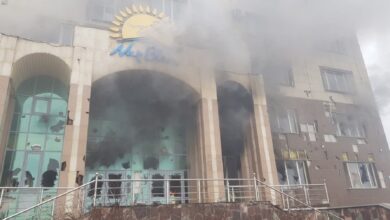 В Алматы горит здание филиала правящей партии Nur Otan