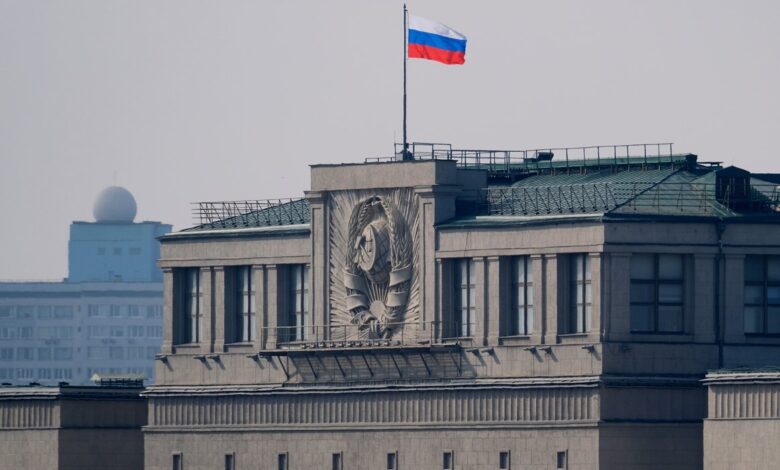 флаг России на здании Госдумы РФ