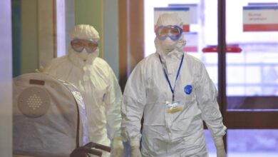 пандемия коронавируса, врачи в защитных костюмах