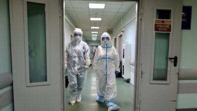 пандемия коронавируса, врачи в защитных костюмах