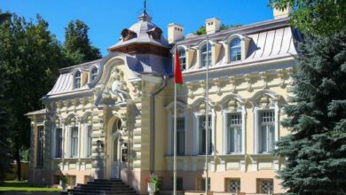 В Литве неизвестные поменяли флаг на здании посольства Беларуси 2