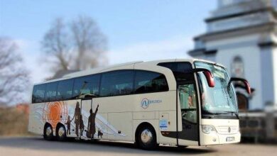 Туристический автобус на парковке