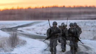 Военные идут по полю зимой