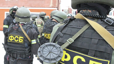 Сотрудники ФСБ России проводят задержание