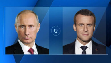 портреты Путина и Макрона