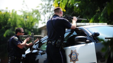 Полицейские с оружием на улице в США