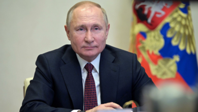 Путин за рабочим столом