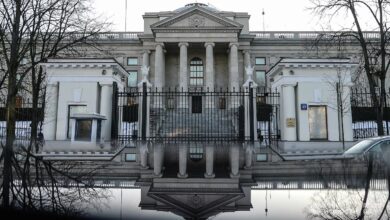 В здании посольства России в Польше выбили стекла