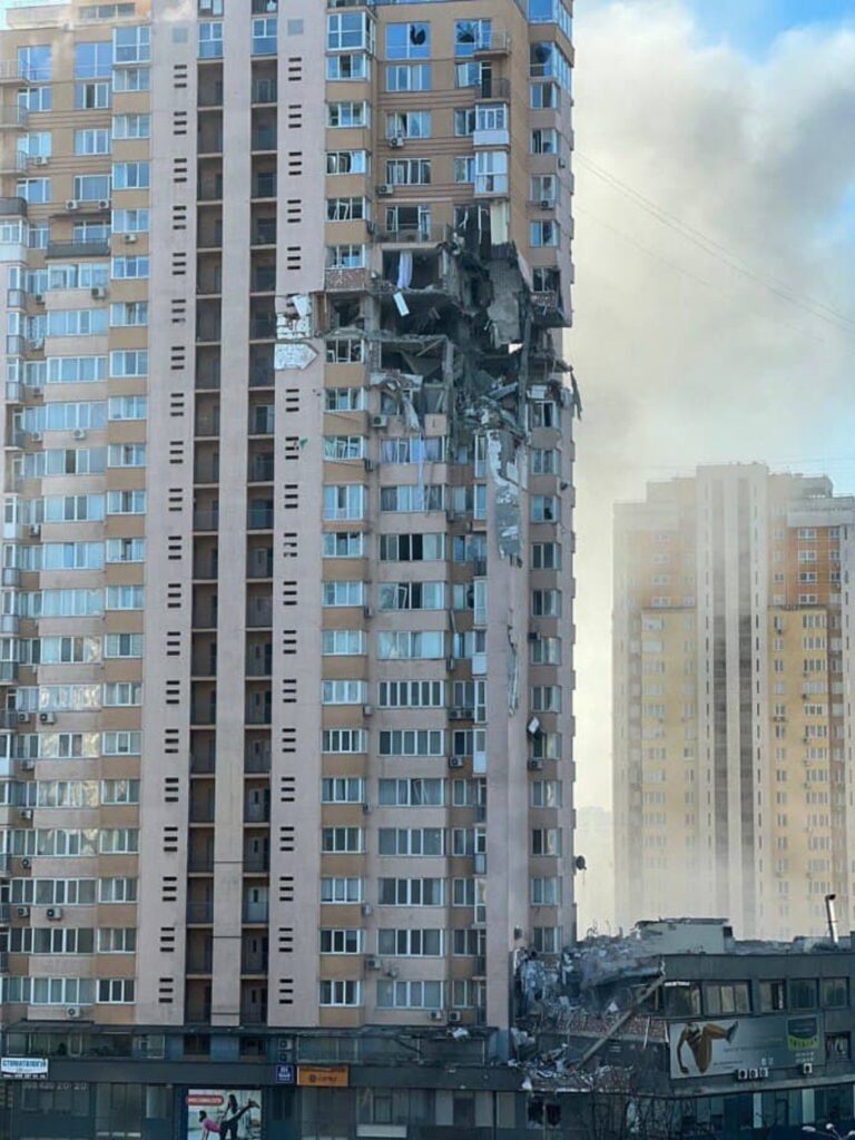 В жилой дом в Киеве попал снаряд
