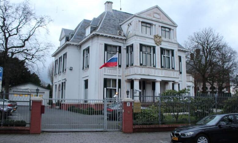 На территорию консульского отдела России в Гааге забросили взрывное устройство