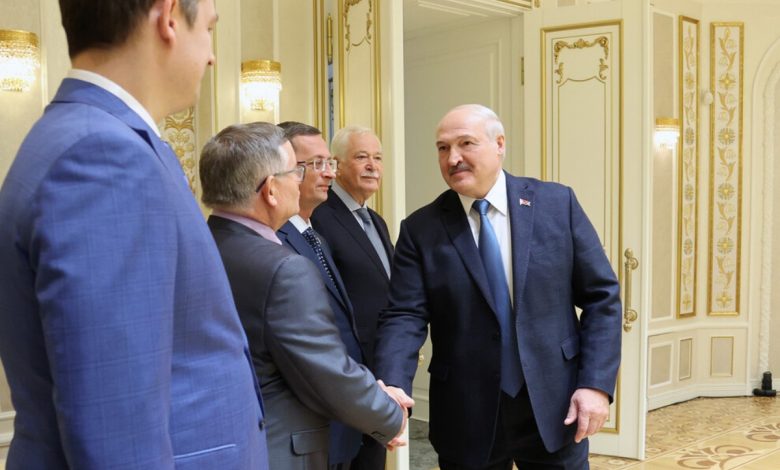 Александр Лукашенко 31 марта 2022 года встретился с губернатором Пензенской области России Олегом Мельниченко