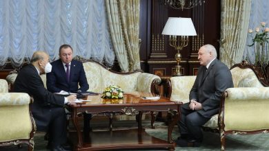 Александр Лукашенко 14 марта 2022 года встретился с Чрезвычайным и Полномочным Послом КНР в Беларуси Се Сяоюном