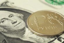 Российский Центробанк ввел временные изменения на операции с наличной валютой