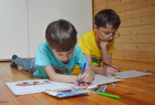 дети рисуют фломастерами на полу