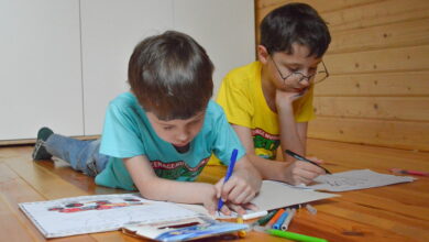 дети рисуют фломастерами на полу