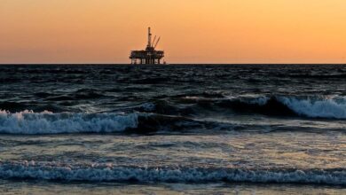 нефтяная вышка в море