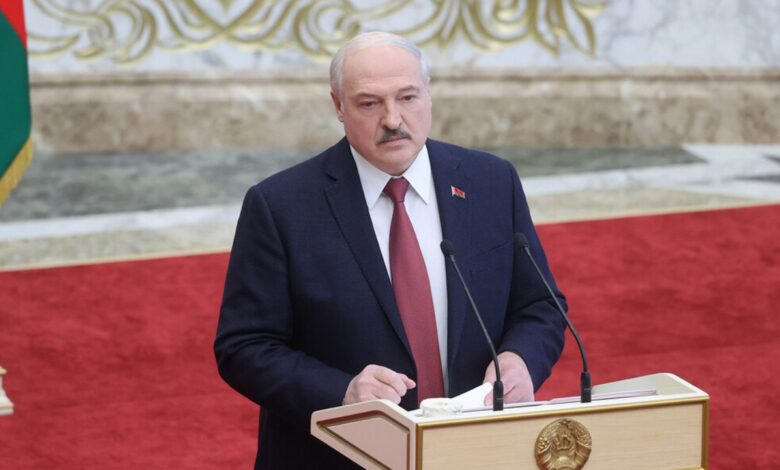 Александр Лукашенко 4 марта 2022 года на торжественной церемонии во Дворце Независимости подписал Решение республиканского референдума по изменениям и дополнениям в Конституцию страны