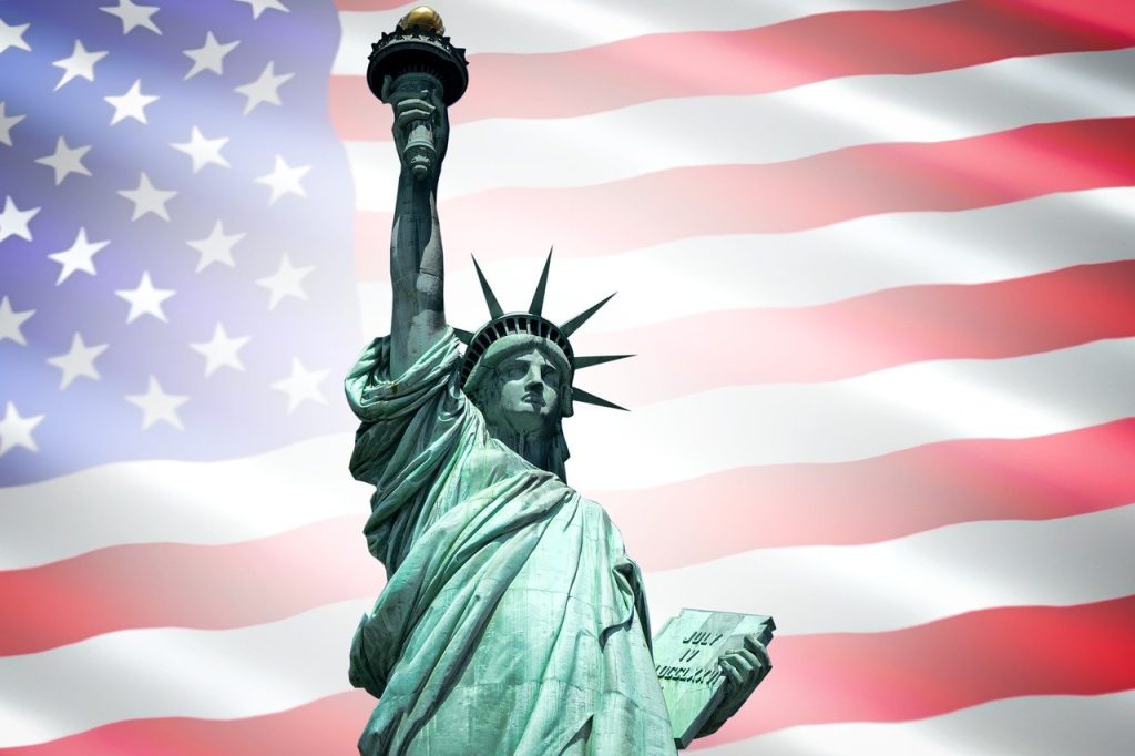 флаг США и статуя Свободы