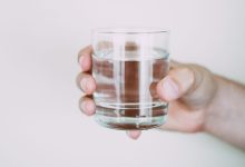Медик посоветовала пить тёплую воду и не пропускать завтрак, чтобы похудеть  12