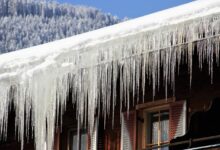 снег и сосульки на крыше