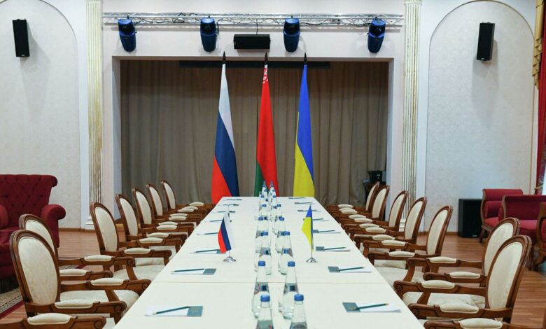 зал для переговоров делегаций России и Украины