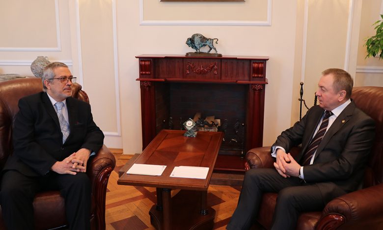 Министр иностранных дел РБ Владимир Макей с Чрезвычайным и Полномочным Послом Республики Куба в РБ Хуаном Вальдесом Фигероа