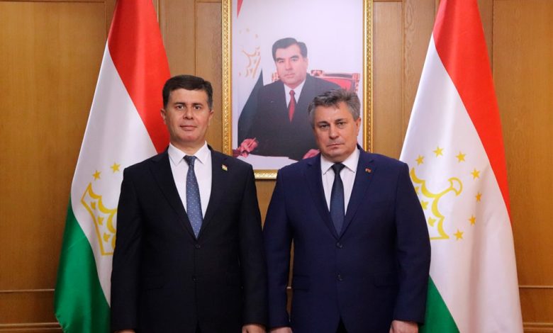 Чрезвычайный и Полномочный Посол РБ Виктор Денисенко и Министр экономического развития и торговли Республики Таджикистан Завки Завкизода