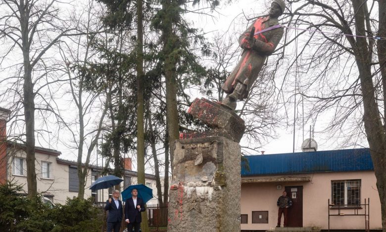 В Польше снесли памятники советским воинам