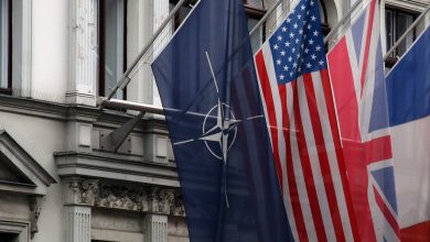 Флаги: НАТО, США, Великобритания