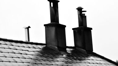 Труба дымохода на крыше дома
