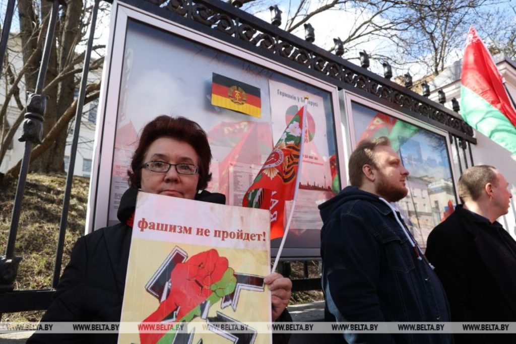 возле посольства Германии в Минске 12 апреля неравнодушные белорусы устроили пикет