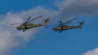 российские военные вертолёты в небе