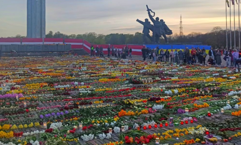Латвийский депутат предложил устроить концлагерь для людей, пришедших с цветами к памятнику Освободителям Риги 1