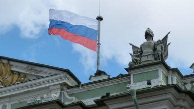 флаг России на здании, Российская Федерация