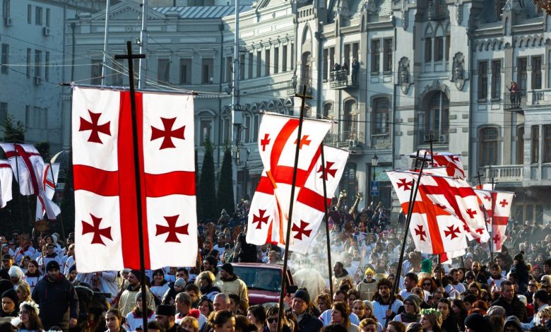 флаги Грузии, шествие на улице