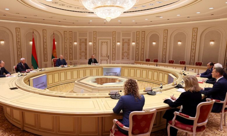 Александр Лукашенко 12 мая 2022 года встретился с губернатором Хабаровского края Российской Федерации Михаилом Дегтяревым