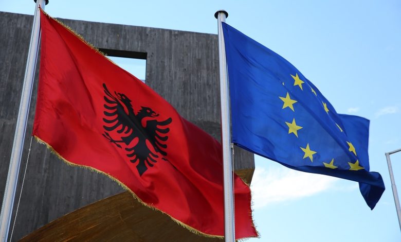 флаги Албании и ЕС