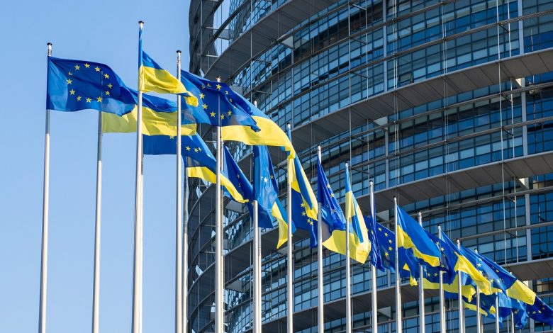 флаги Украины и Евросоюза