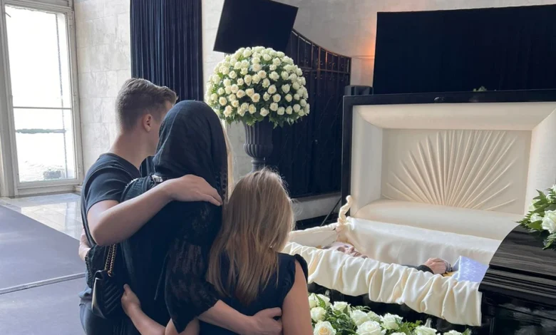 «Дочка не верит, что папа умер»: семья Шатунова простилась с ним в Москве 1