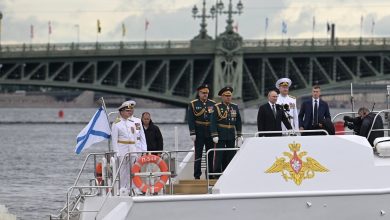 В. Путин перед началом военно-морского парада