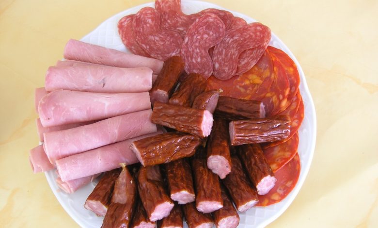 Диетолог Мезенцева назвала самые вредные виды колбасы 1